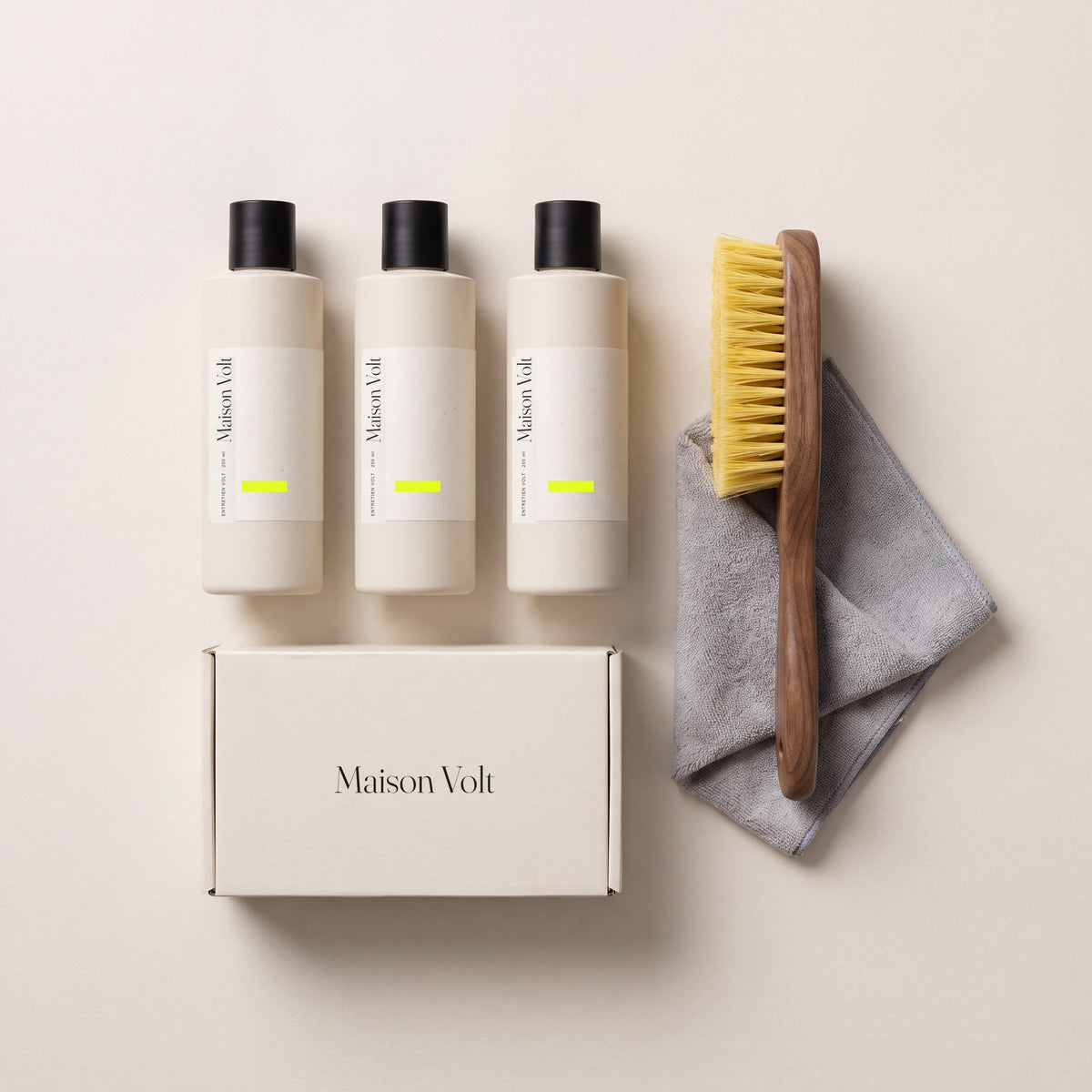 Kit d'entretien Maison Volt : trois flacons Entretien Volt 250 ml, brosse en bois et chiffon microfibre, avec leur boîte